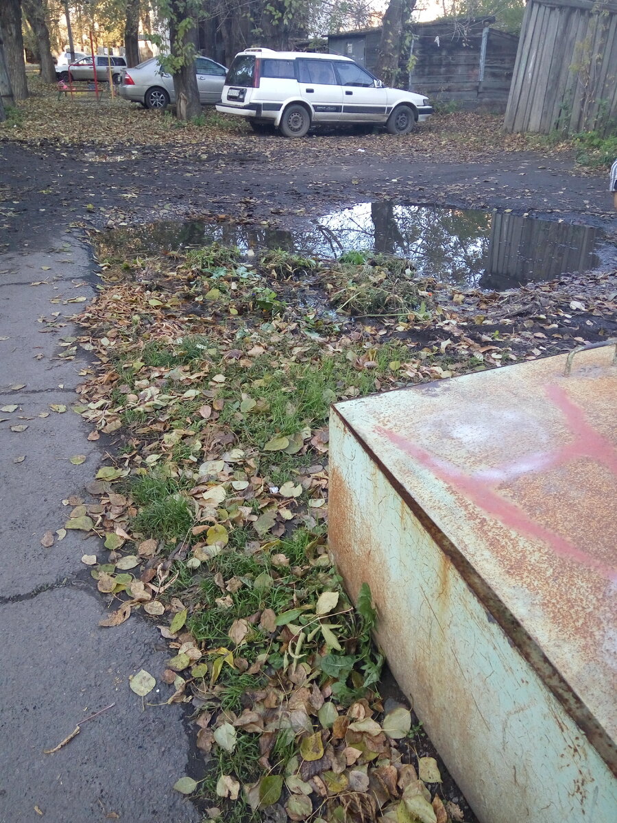 На фото - не лужа. Чистая вода с примесью содержимого выгребной ямы. Остальное выливается в подъезд.