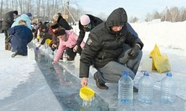 Пить святую. Человек набирает воду. Как набрать воду. Вода Крещенская пить воду. Человек пьющий Святую воду.