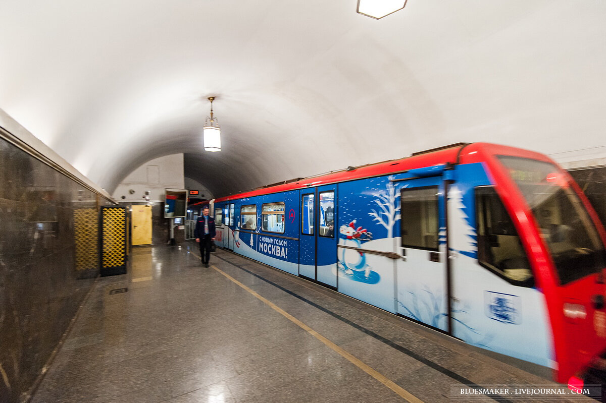  
В московском метрополитене есть традиция, чуть что, сразу запускать именной поезд, благо поездов в метро много, а поводов еще больше. И уж тем более грех не сделать именной поезд на самый главный наш отечественный праздник - Новый год. В прошлом году был пущен один из самых красивых именных поездов вообще - Новогодний. В этом году решили сделать еще один, на базе Русича. Кстати почти все новые "раскрашенные" поезда пускают на кольцевую линию, видимо для того, чтобы их увидело большее число народу. Новый новогодний тоже начал курсировать по кольцу. Давайте на него посмотрим.


