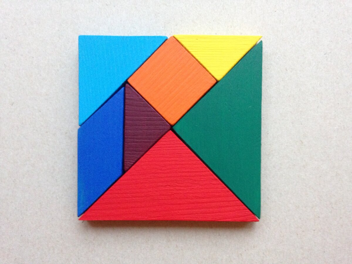Напоминаем задачу № 41. Дан танграм. Это квадрат, состоящий из семи частей. Из пяти треугольников, одного квадрата и одного параллелограмма. Из танграма можно составлять различные фигуры.
