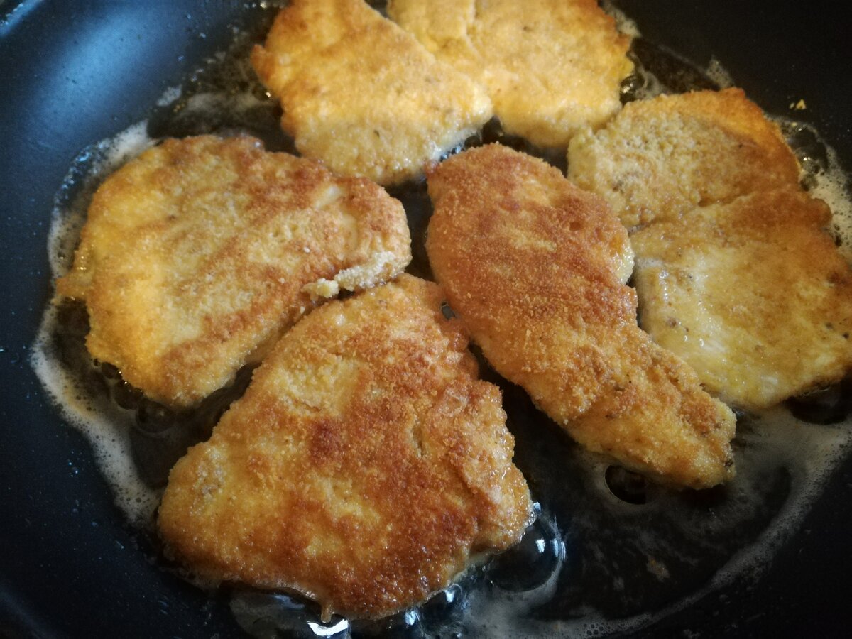 Отбивные в панировке - это мое самое любимое блюдо. Но не все умеют приготовить их правильно, чтобы панировка не отваливалась. Я научу вас, как приготовить панировку для отбивных.