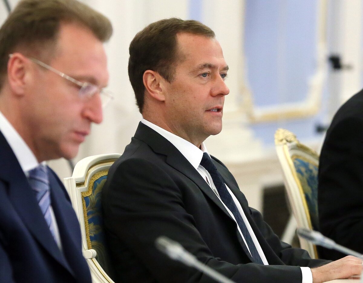 Почему медведев стал. Медведев социальная сфера. Почему Медведев победил на выборах 2008. Почему Медведев ушел с поста. Почему Медведев не пошел на второй срок.