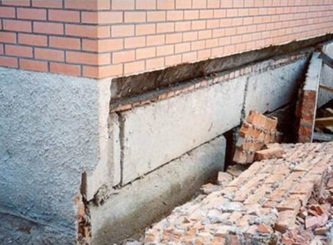  Разрушенный цоколь дома