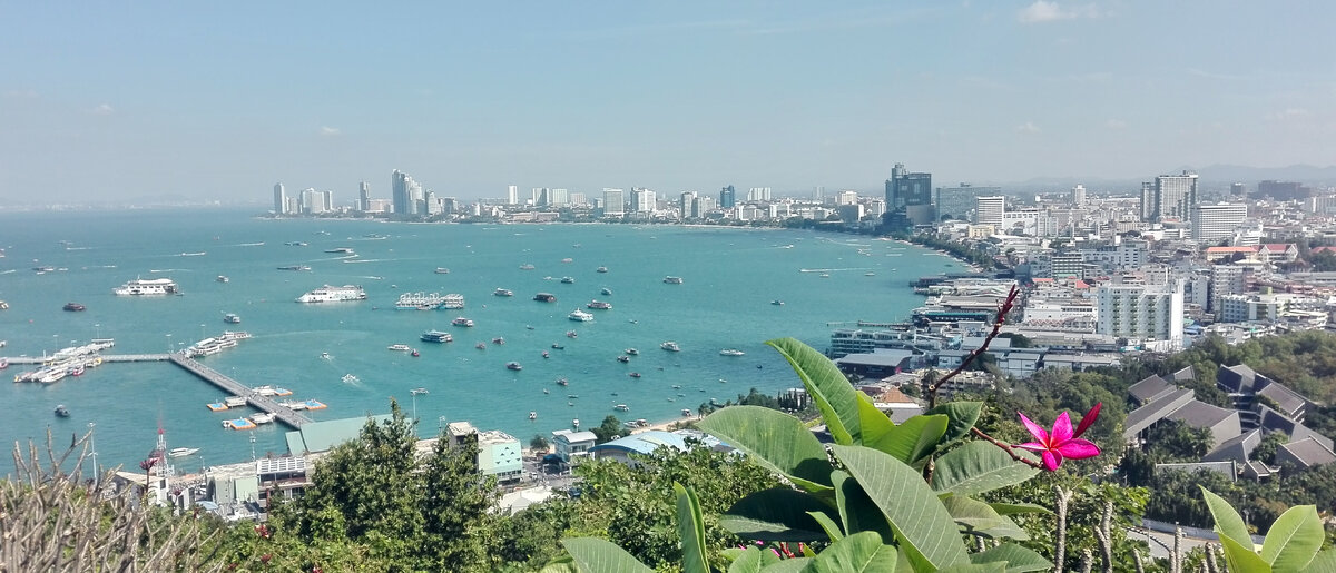 Самый красивый вид города, находится на смотровой площадке, на Будда Хилл и рядом с портом Бали Хай.