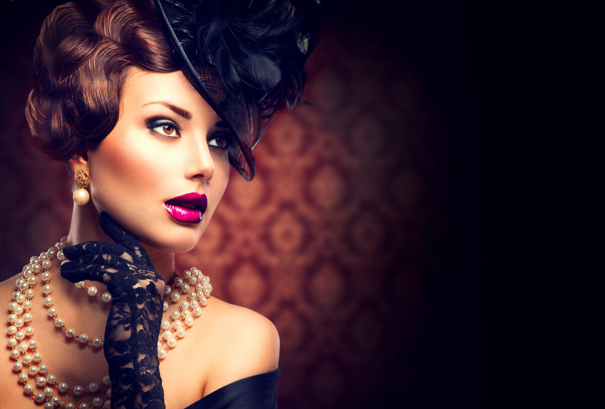 Он рассчитывал тогда на ее любовь и думал соблазнить ее комфортом и роскошью, зная, как легко прививаются привычки  роскоши...