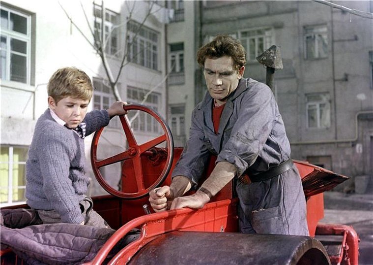 Кадр из художественного фильма «Каток и скрипка» (1960)