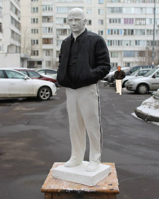   Московский художник Егор Кукса сделал гипсовую статуэтку Свидетеля из Фрязино. Пост с фотографиями экспоната и объявлением о его продаже появился 22 марта на странице скульптора во «ВКонтакте».