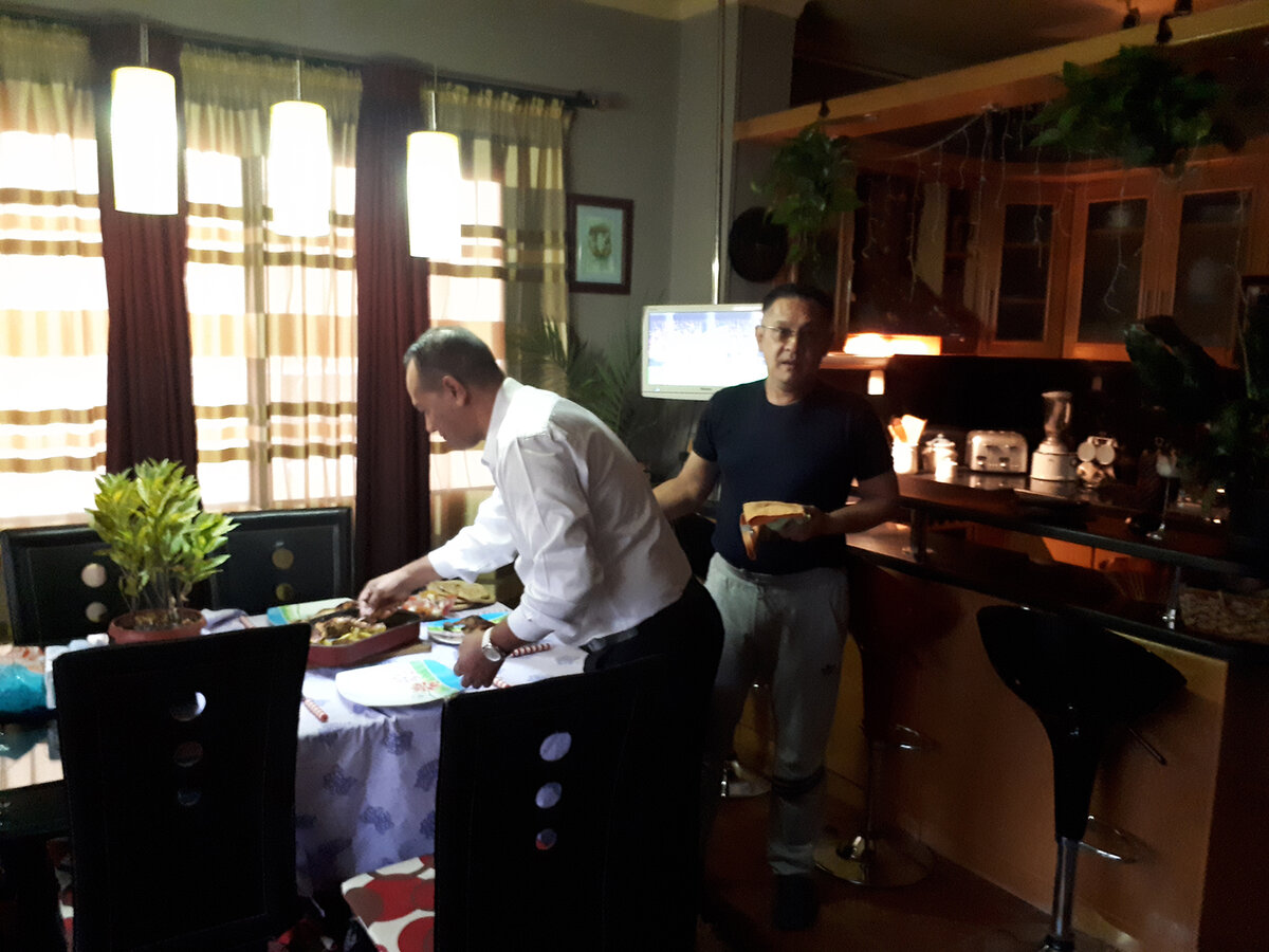 Владелец квартиры - Халид. Очень любит готовить и приглашать друзей к себе в гости. Халид работает в сфере туризма, у него свой бизнес - компания по организации сафари в пустыне.