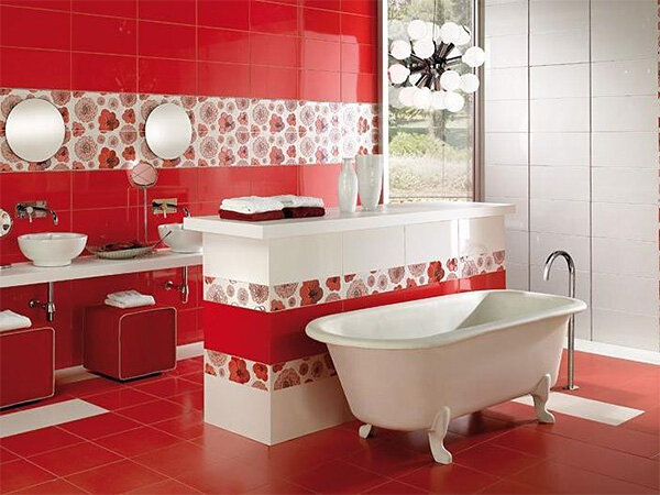 Красная плитка, мозаика и красные потолки в ванных комнатах различных стилей