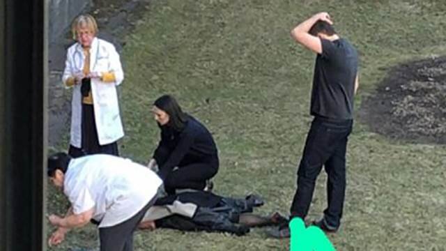 Полицейские ждут, когда у парня закончатся пары, чтобы допросить его 

