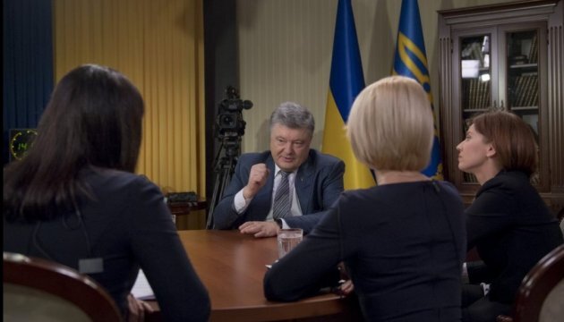  Президент рассказал, что изменит новый формат АТО 13.04.2018 19:38 377
Президент Петр Порошенко сообщил, что смена статуса Антитеррористической операции на Востоке Украины на Операцию Объединенных Сил произойдет 30 апреля этого года.
Об этом Глава государства сказал в интервью украинским телеканалам, сообщает его пресс-служба.

"Формат должен измениться 30 апреля. Это кардинально меняет организацию управления военной структурой", - отметил Порошенко.

Он напомнил, что сейчас Антитеррористическая операция находится под руководством Службы безопасности Украины. По его словам, «взаимодействие между СБУ и приданными подразделениями ВСУ, Нацполиции, Нацгвардии является совершенно иным, нежели то, что предусмотрено в Законе о реинтеграции Донбасса». 

По его словам, руководство переходит к Вооруженным силам Украины.

"В ВСУ появляются дополнительные полномочия относительно реагирования на агрессию, а части и подразделения Национальной гвардии, Службы безопасности Украины, Государственной пограничной службы, Национальной полиции и другие силовые органы переходят в подчинение Вооруженным силам Украины", - сообщил Президент. 

Он поблагодарил Верховную Раду за поддержку его предложений относительно стратегии освобождения Донбасса. "Это сделает действия украинских военных намного более эффективными не только в отпоре вооруженной агрессии, но и в противодействии диверсионным группам", - отметил Президент.

Глава государства подчеркнул, что количество попыток террористических атак против Украины уже превысило 400. При этом террористы готовятся в лагерях, расположенных в Ростовской, Белгородской, Курской и других областях Российской Федерации. Часть из них набирают и вербуют на украинской оккупированной территории, часть из них российские граждане.

"Украинское государство должно быть объединенным, сильным, вместе с украинским народом для того, чтобы противодействовать этим угрозам", - подчеркнул Порошенко.