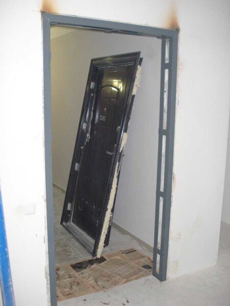 Как осуществляется установка входной двери в газобетон