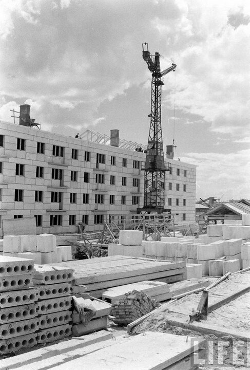 полным ходом идет возведение жилых домов - вроде типичная хрущевка, но все же есть отличия