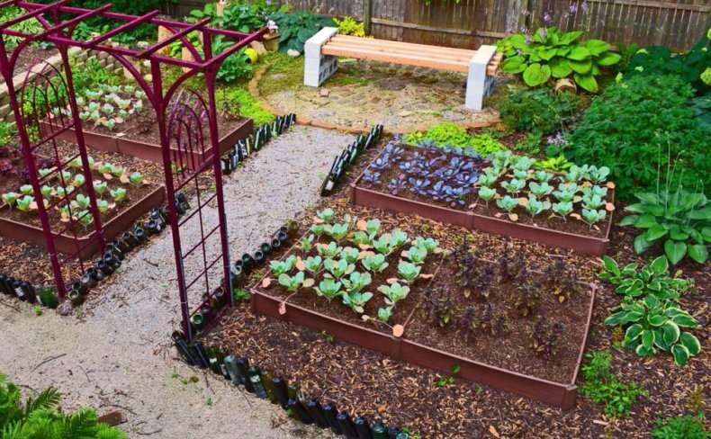 Зона отдыха — это уже дело вкуса. Обычно ее стараются разместить так, чтобы можно было поставить мангал и оставить немного места под игровую площадку для детей. Главное, чтобы «релакс» не наносил вреда растениям.