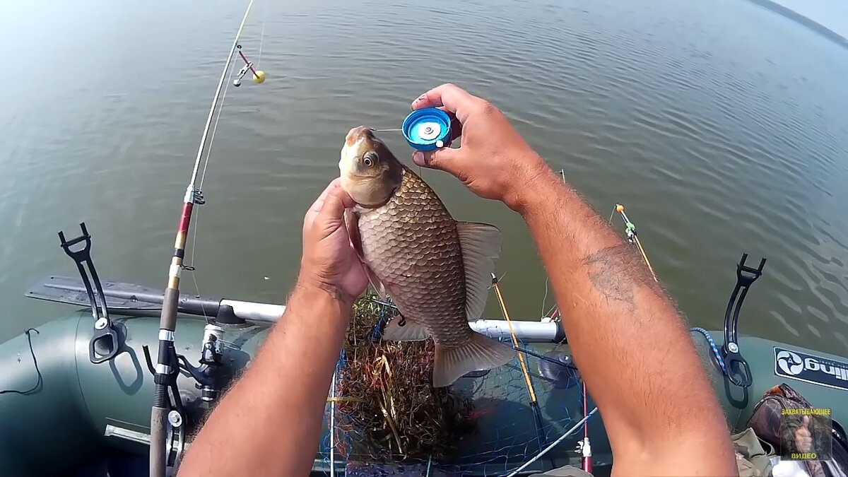 фото рыбалка с лодки словил карася на соску пробку на горох