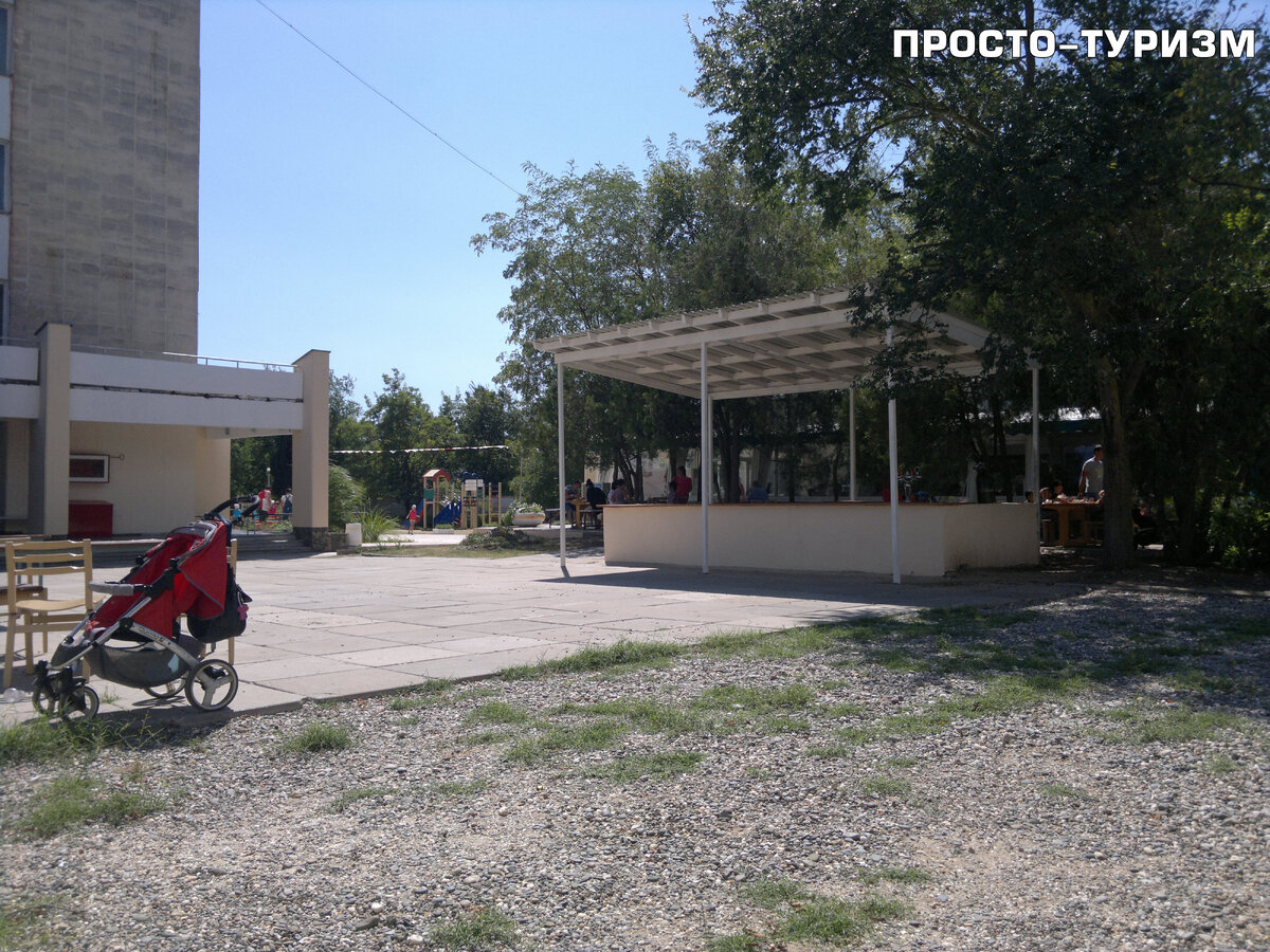 Территория возле столовой, летний бар