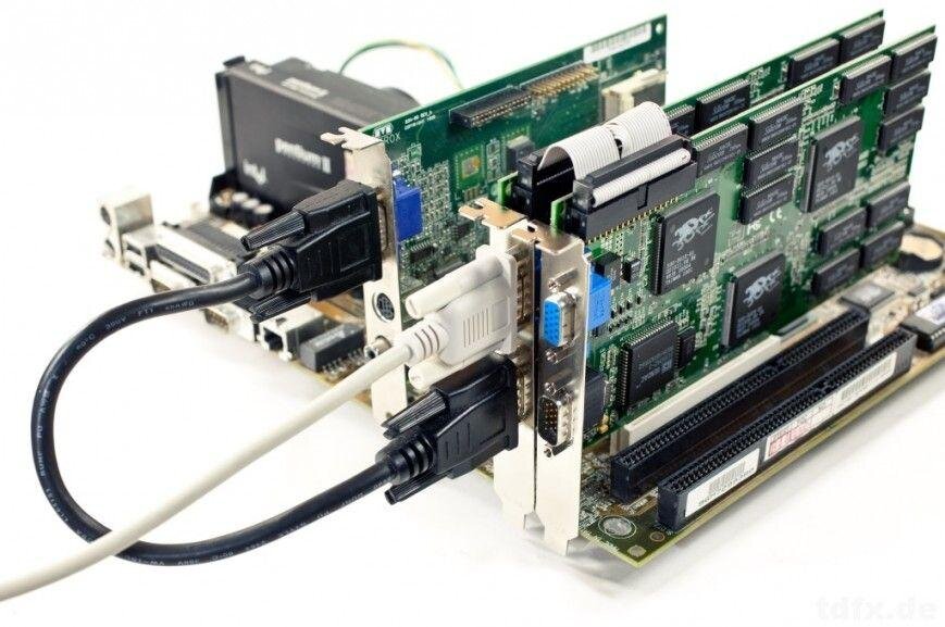 Две видеокарты Voodoo2 в связке SLI 