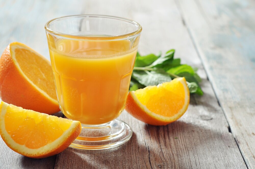 Хочется пить сок. Апельсиновый сок. Свежевыжатый апельсиновый сок. Апельсиновый напиток. Свежевыжатый сок апельсин.