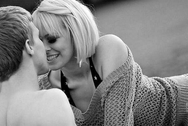 нежный мужчина. блондинка с поцелуем. красивый поцелуй. блондин и блондинка. блондинка с поцелуем.