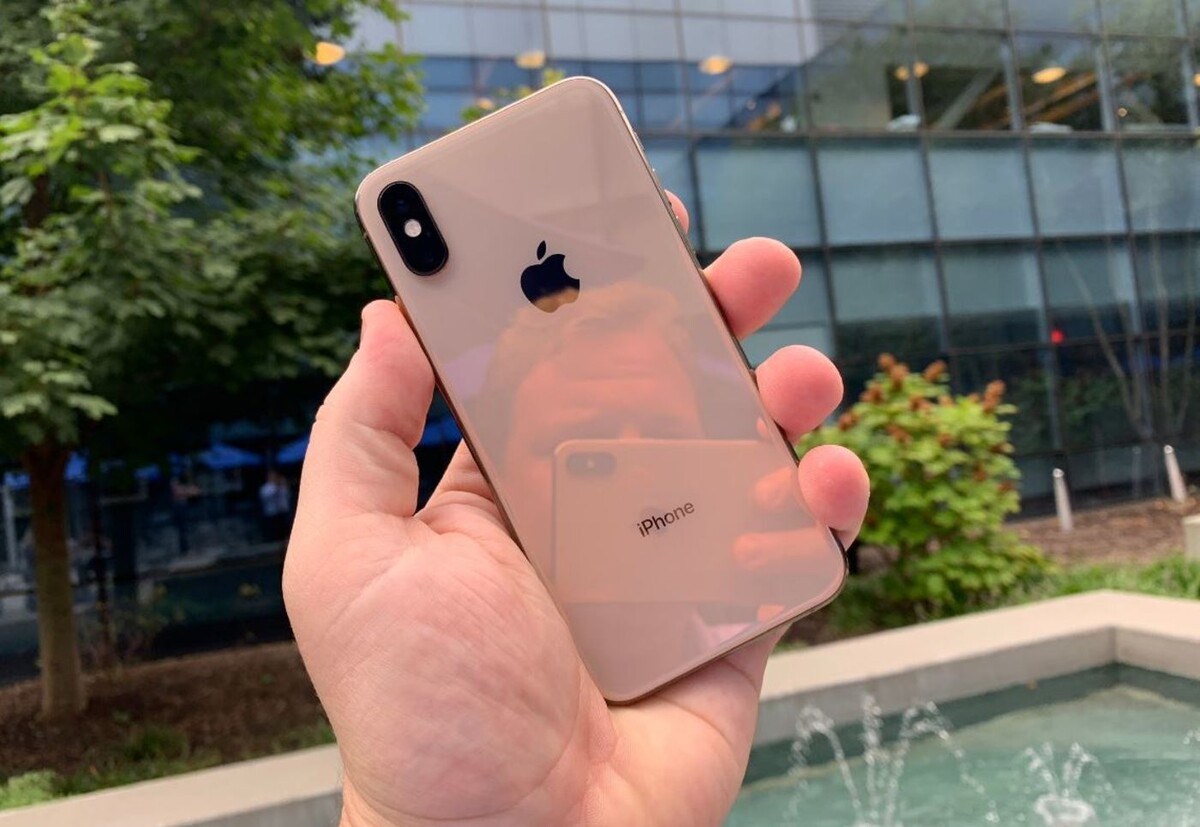 Apple заявляет, что стекло на передней и задней панели является самым прочным, которое когда-либо использовалось в телефонах, и еще более устойчивым к царапинам и повреждениям, чем iPhone X. Тем не менее, я все еще боюсь его уронить.