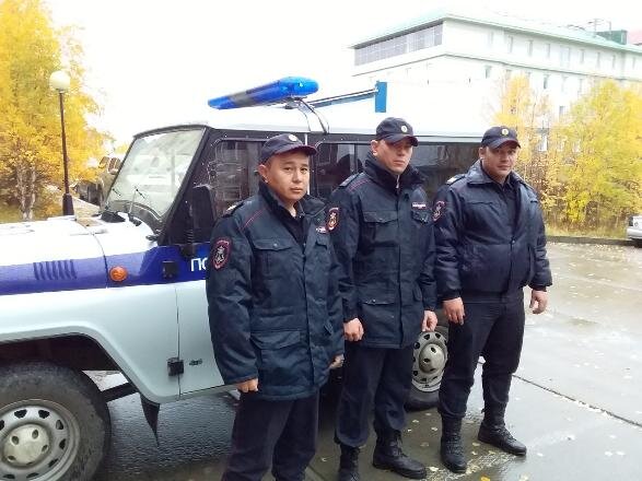  Прапорщик Алексей Торопов, старший сержант Руслан Кортубаев и сержант Дмитрий Абайдуллин уговорили салехардку не сводить счеты с жизнью