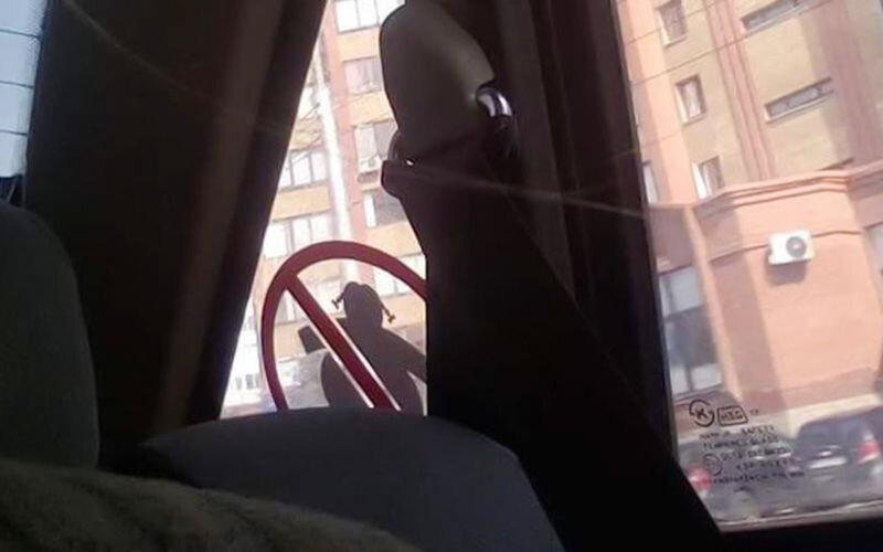 Наклейка "не вожу толстух" на стекле такси.