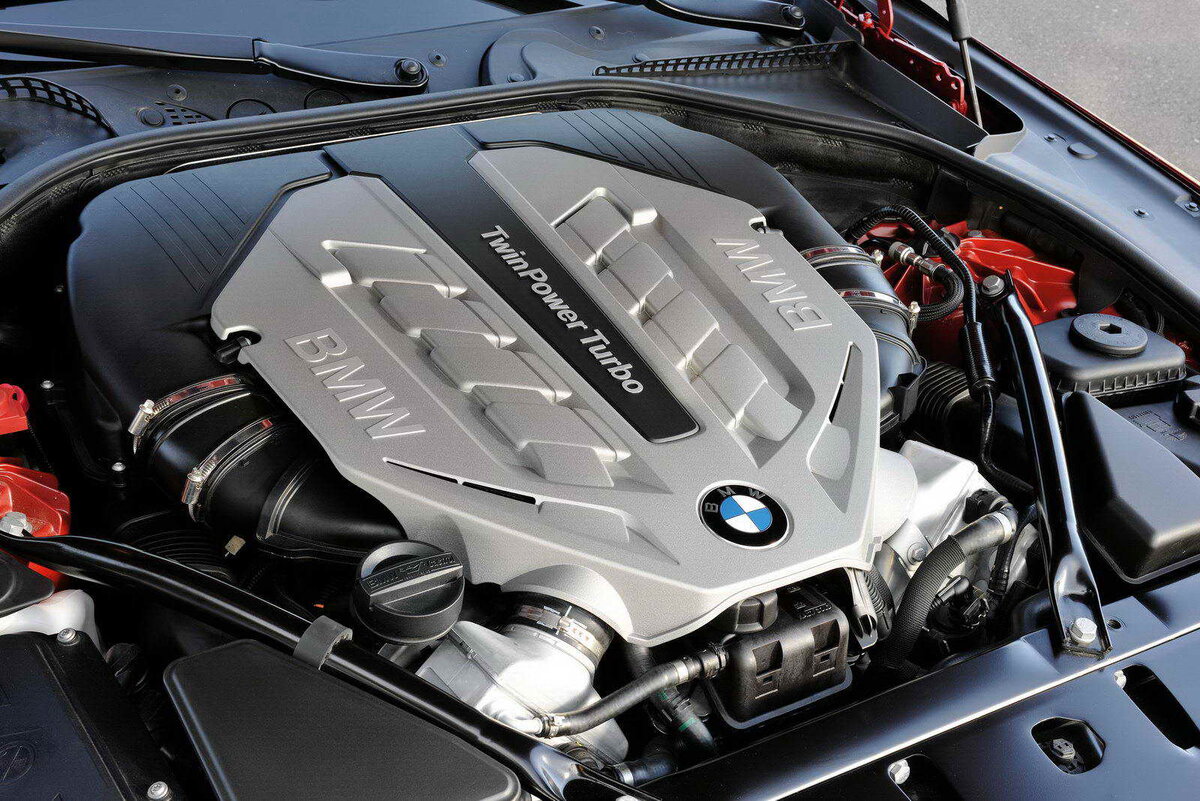 Литровый мотор. Мотор БМВ в8. BMW 4.4 v8. Двигатель БМВ в8 битурбо. БМВ 7 двигатель 6.6