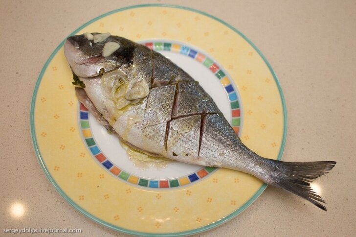 
Гриль Bork G802 - отличный помощник для тех, кто не любит или не умеет готовить. Профессиональные повара и настоящие ценители домашней кухни также используют данный гриль борк G802. Техника достаточно умная, допустить ошибку практически нереально. 
Будем готовить рыбу. Нужно сделать надрезы и замариновать. 
