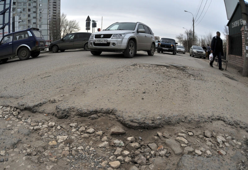 Подобные этой ямы по весне наблюдают автомобилисты практически всей страны. 