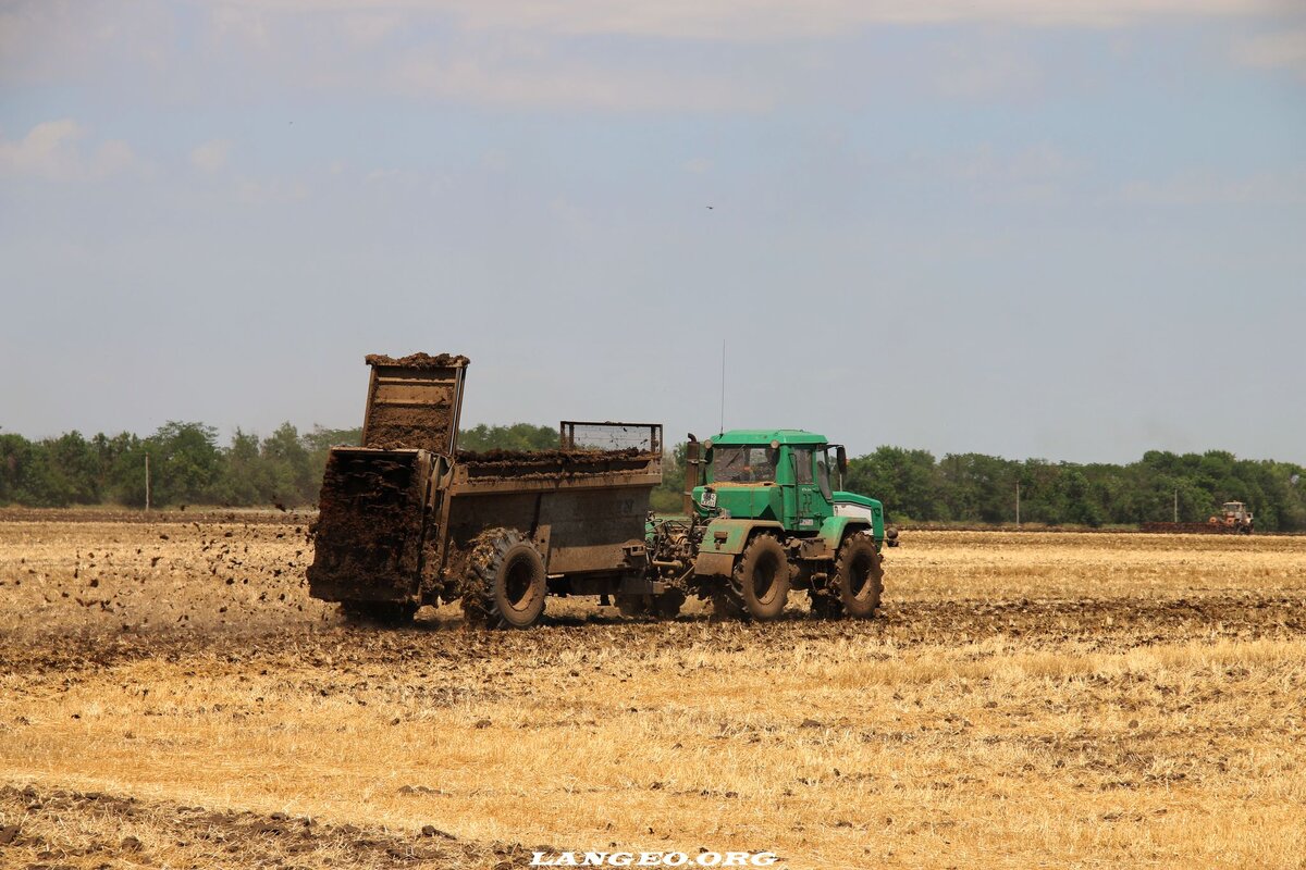 ХТА-200 с разбрасывателем навоза Joskin Siroko с вертикальными барабанами.