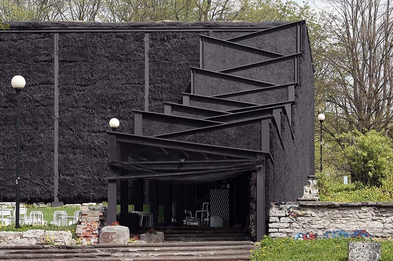 Во время театрального сезона ни одна важная функция здания не пострадала — звук, свет, акустика внутри зала были на высшем уровне   
