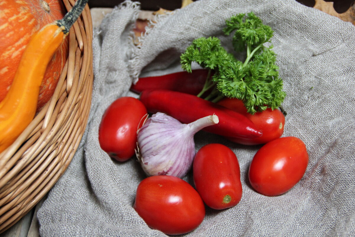 Пошаговый рецепт очень вкусного томатного соуса. Этот ароматный соус сможет  првосходно дополнить макароны, рис или мясо | Кулинарная книга | Дзен