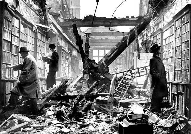 Читатели в разбомбленной библиотеке, Лондон, 1940 год.