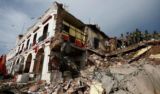 Половина Мехико была разрушена землетрясением
Однако мексиканцы проявили чудеса доброты. Поняв, что экстренные службы в одиночку не справятся, тысячи добровольцев присоединились к команде спасателей. Волонтеры голыми руками, без инструментов и спецодежды, разбирали завалы, расчищали улицы, выносили раненых.