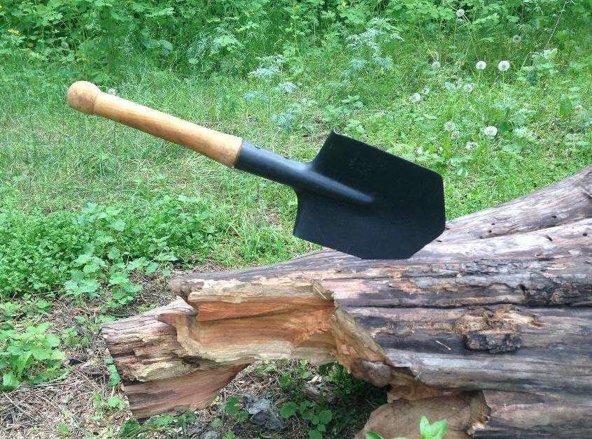 Саперная лопатка появилась в далеком 1869 году. Её изобрел датский военный.