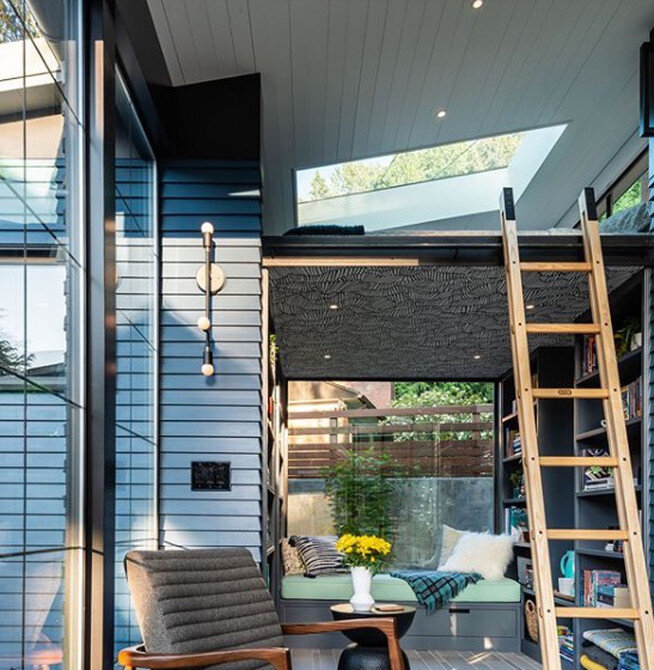 Благодаря продуманной планировке и обилию дневного света вся ли этот домик можно назвать тесным