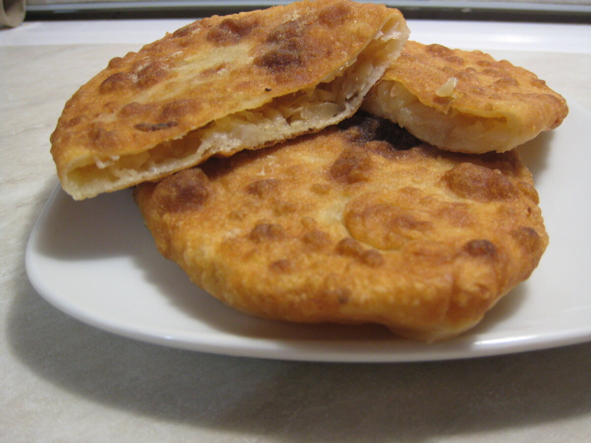 Тонкие пироги. Тоненькое тесто на пирожки. Тонкие пирожки на сковороде. Кавказская выпечка с мясом. Тонкое тесто для пирожков.