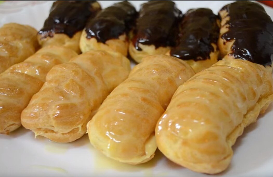 Сверху эклеры можно смазать тем же кремом или растопленным шоколадом