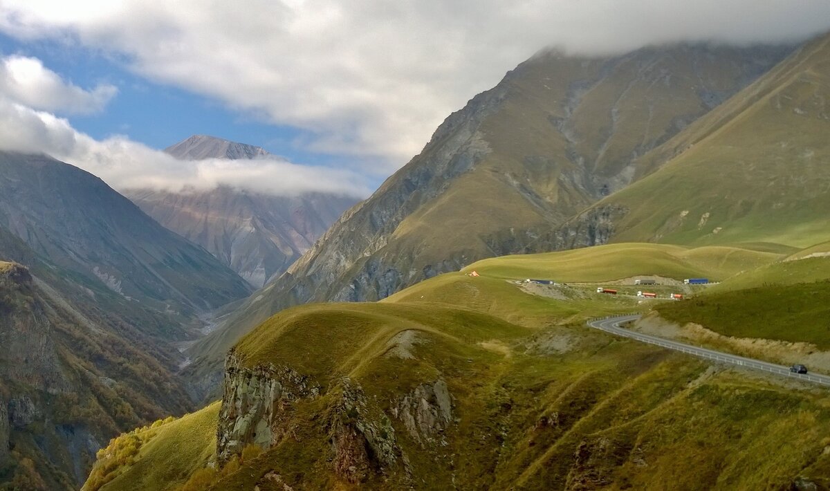 Караван фур на Военно-Грузинской дороге