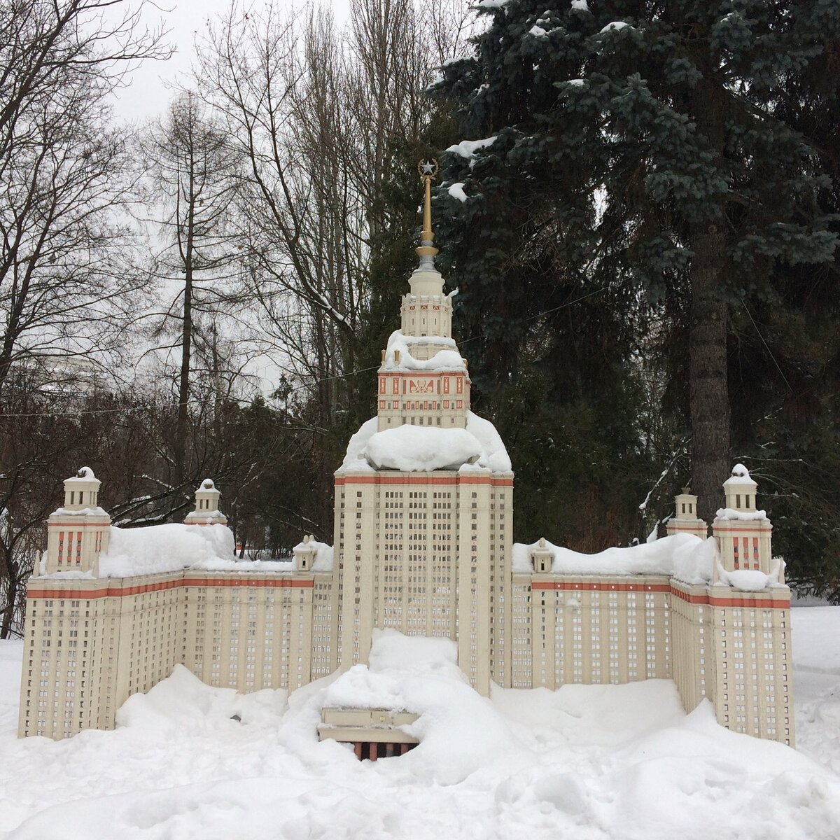Здание МГУ - одна из самых величественных и красивых высоток Москвы. Наконец-то можно подойти вплотную и разглядеть, как устроена верхняя часть здания.