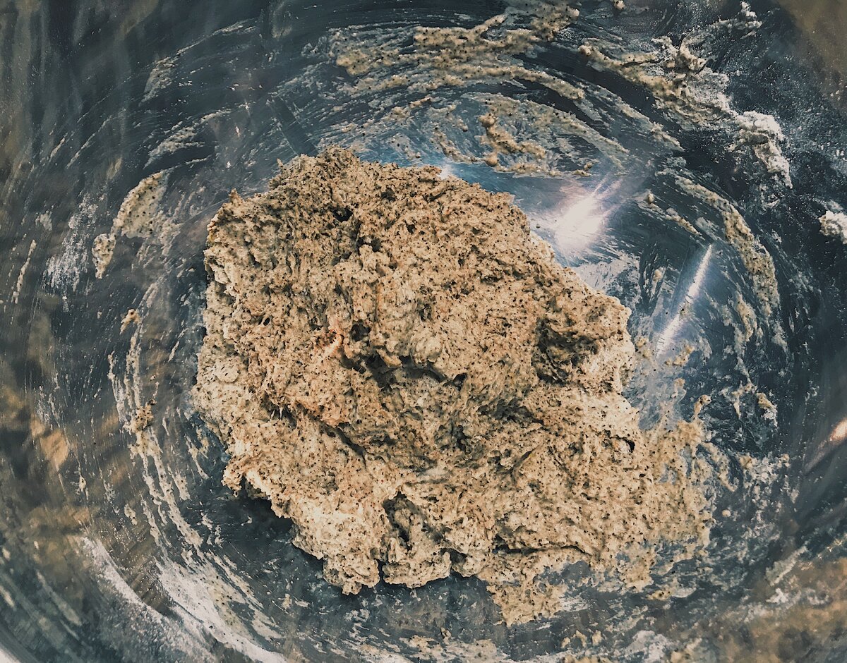 Тесто перемешиваем до однородности, но без замеса.