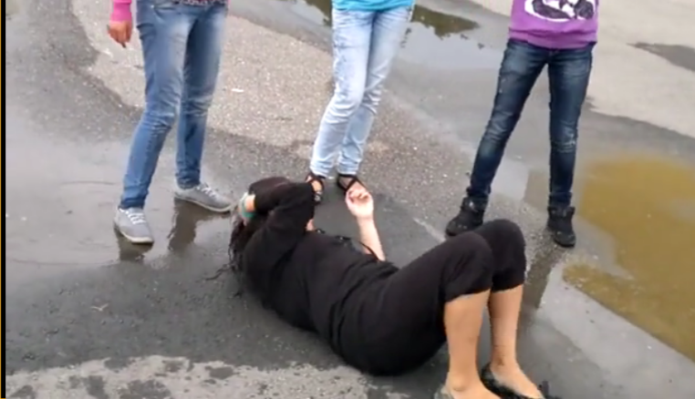 Знакомься страна со своими героями , которые втроём пиздят девочку ,  д