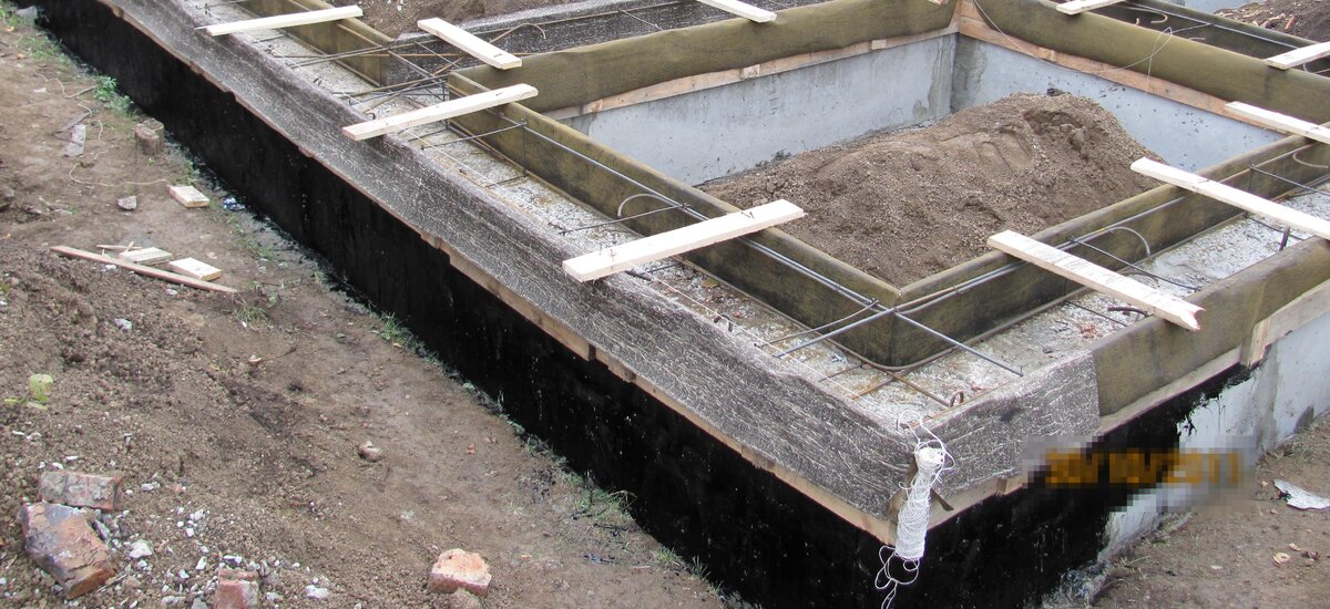 Обмазочная гидроизоляция фундамента (разогретый битум + отработанное масло)