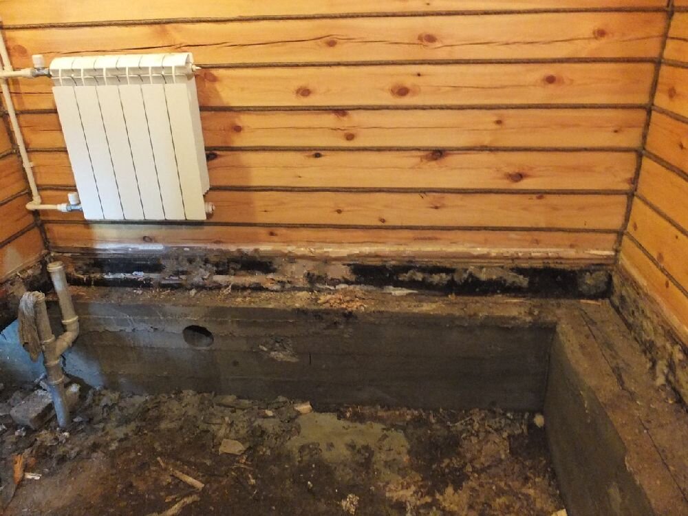 Видно , что стены , как новые , а заменить пол существенно дешевле , чем всю отделку в каркасном строении  .