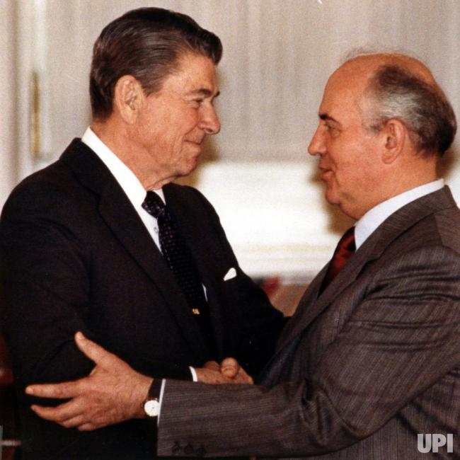 Переговоры рейгана и горбачева. Рональд Рейган и Горбачев. Рейган и Горбачев 1987. Горбачев Женева 1988.