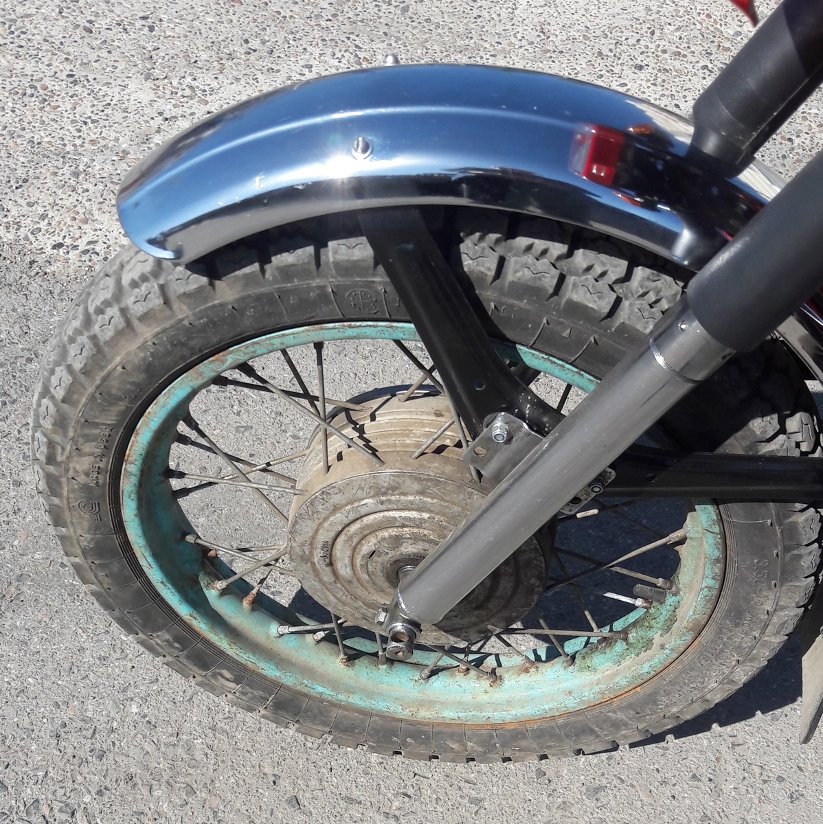Колесо еще подменное, сильно портящее товарный вид, но сейчас Виталя уже поставил новое колесо.