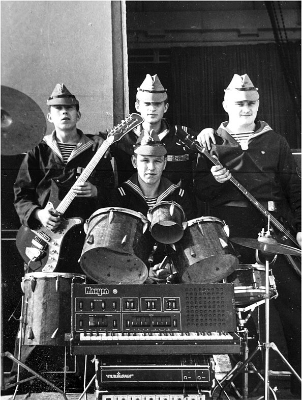 Челябинский гитарист и клавишник Николай Ананьев (крайний слева) в составе ВИА ракетного крейсера "Ленинград"