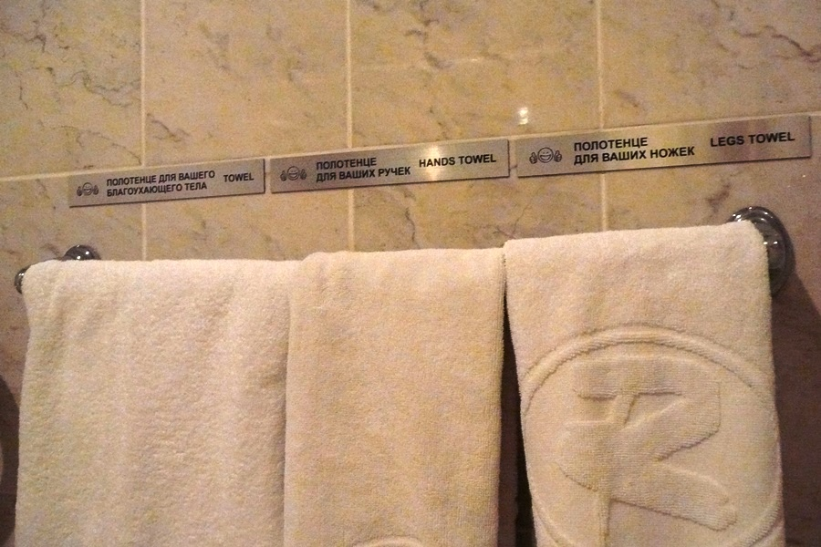 Полотенца нужно менять. Табличка для полотенец. Полотенце для рук. Полотенца для гостей в ванной. Стильные полотенца в ванной.