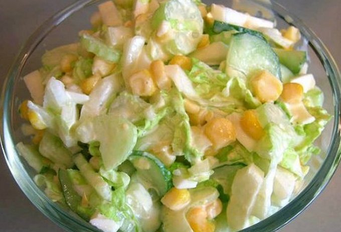 вкусный салат с сельдереем и курицей