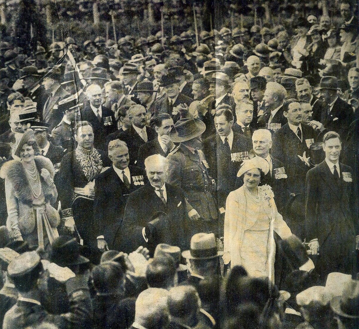  Фотография из английской газеты, визит Георга VI с супругой во Францию